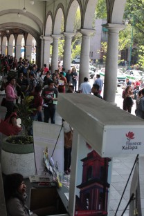 En el patio central del Palacio Municipal de Xalapa se llevó a cabo una Feria del Empleo, en donde 52 empresas ofertaron mil 900 vacantes.