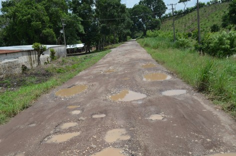 Carretera Paso Real – San José Acateno, en el olvido, ojalá y las próximas administraciones estatales atiendan esta vía de comunicación.
