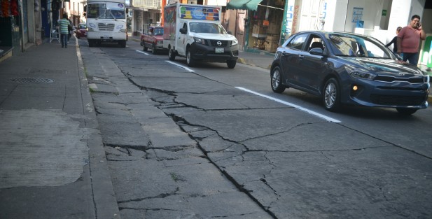 Con señalización vial recién pintada luce la céntrica calle de Revolución, aunque el pavimento esté en pésimas condiciones, se trata de que se <em>vea menos pior</em>.