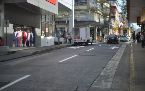 Con señalización vial recién pintada luce la céntrica calle de Revolución, aunque el pavimento esté en pésimas condiciones, se trata de que se <em>vea menos pior</em>.