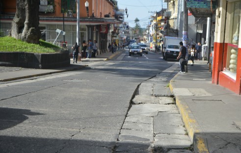 Con señalización vial recién pintada luce la céntrica calle de Revolución, aunque el pavimento esté en pésimas condiciones, se trata de que se <em>vea menos pior</em>.