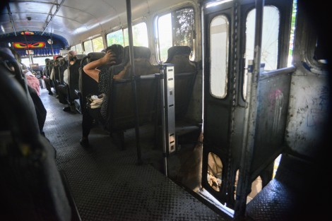 En pésimas condiciones lucen muchas unidades de transporte público de Xalapa, sin que autoridades hagan algo al respecto. 