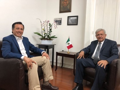 López Obrador y Cuitláhuac García se reunieron en oficina de transición del presidente electo;acordaron atender de forma prioritaria la inseguridad y la extrema pobreza en Veracruz; además de 20 mil becas a universitarios y 150 mil beca-trabajo; generación de 100 mil empleos en el programa de reforestación y 60 mil becas para discapacitados. 
