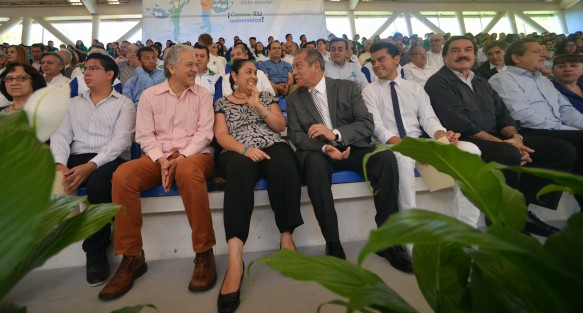 Entre los invitados se encontraba el alcalde de Xalapa, Hipólito Rodríguez, y el secretario  de Educación, Enrique Pérez, entre otros.