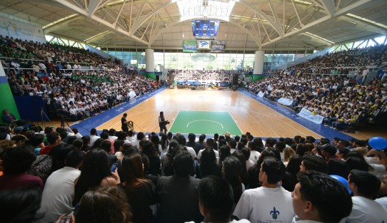 En el Gimnasio Universitario del Campus para la Cultura, las Artes y el Deporte de la Universidad Veracruzana, la rectora Sara Ladrón  de Guevara y el gobernador electo de Veracruz, Cuitláhuac García, encabezaron la apertura del ciclo escolar y bienvenida  a alumnos de nuevo ingreso de la Universidad Veracruzana.
