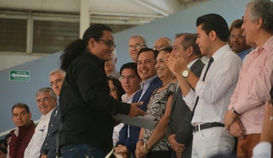 Entre música, gimnasia, reconocimientos y baile, alumnos de nuevo ingreso fueron bienvenidos a las instalaciones de la Máxima Casa de Estudios de Veracruz.  