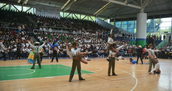Entre música, gimnasia, reconocimientos y baile, alumnos de nuevo ingreso fueron bienvenidos a las instalaciones de la Máxima Casa de Estudios de Veracruz.  