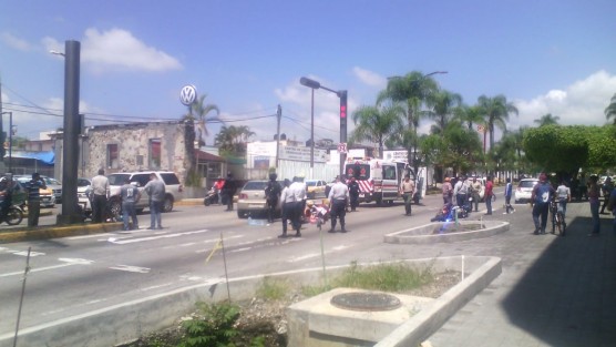 Tres presuntos delincuentes fueron detenidos por elementos de la Policía estatal tras un enfrentamiento armado registrado este viernes en el municipio de Córdoba.  