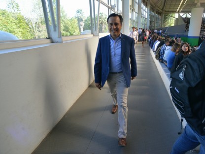 El gobernador electo, Cuitláhuac García Jiménez informó que será hasta el mes de noviembre cuando dé a conocer completamente los nombres de quienes integrarán su gabinete, pero adelantó que próximamente informará en Coatzacoalcos, quién ocupará la titularidad de la Secretaría de Salud.