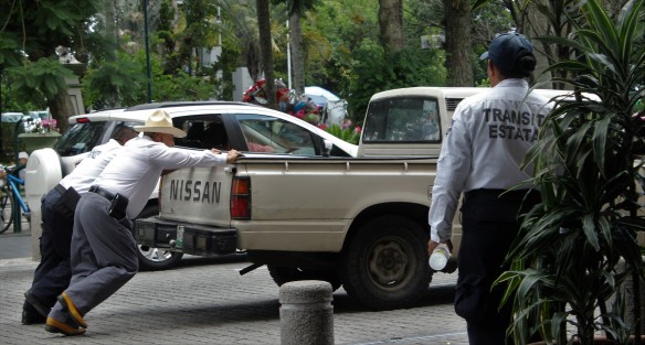 Aquí otra muestra del porqué dos agentes viales en algunos cruceros; uno es servidor público, y el otro mirador público. 