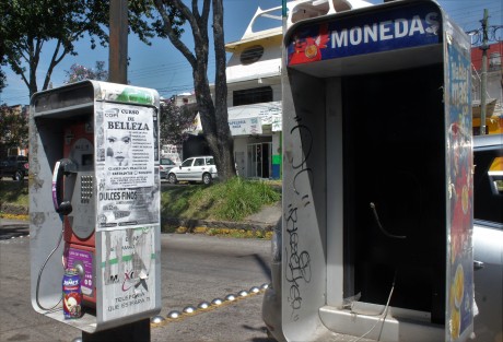 Otros que afean las calles son los teléfonos públicos de monedas. ¿Será que los pocos que sirven sean usados por alguien?