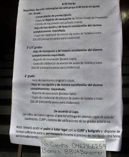 El derecho a la educación decorada con una serie de requisitos, incluido el depósito bancario para la educación gratuita. 