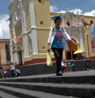 Los malabares que tienen que hacer las mujeres día a día, son variadas.  