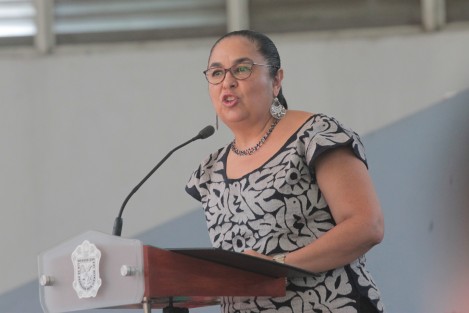 Al dar la bienvenida a los nuevos universitarios, la rectora de la UV, Sara Ladrón de Guevara,  exhortó a los jóvenes a no claudicar, sino a cumplir con las expectativas de su familia y su Universidad; asimismo, les deseó a todos una carrera exitosa y recalcó que no es una tarea fácil, <em>es una carrera de resistencia, hay que levantarse cada mañana y trabajar en ese sueño que hoy inician</em>.