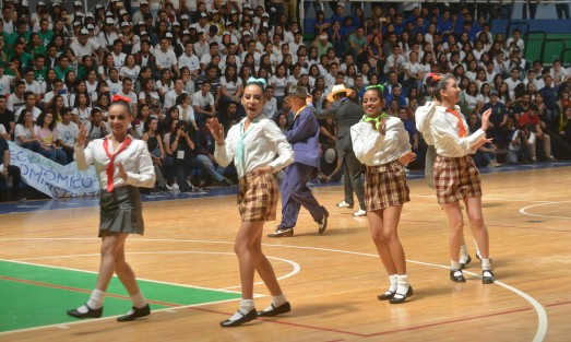 La Universidad Veracruzana (UV) celebró el inicio del ciclo escolar 2018 con la bienvenida oficial a los estudiantes de nuevo ingreso, con un evento artístico, deportivo y musical en el gimnasio del Campus para las Artes, la Cultura y el Deporte y en el que se extendió un reconocimiento a los jóvenes que obtuvieron los puntajes más altos en el examen de ingreso.