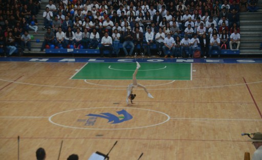 La Universidad Veracruzana (UV) celebró el inicio del ciclo escolar 2018 con la bienvenida oficial a los estudiantes de nuevo ingreso, con un evento artístico, deportivo y musical en el gimnasio del Campus para las Artes, la Cultura y el Deporte y en el que se extendió un reconocimiento a los jóvenes que obtuvieron los puntajes más altos en el examen de ingreso.