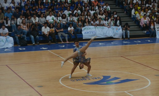 La Universidad Veracruzana (UV) celebró el inicio del ciclo escolar 2018 con la bienvenida oficial a los estudiantes de nuevo ingreso, con un evento artístico, deportivo y musical en el gimnasio del Campus para las Artes, la Cultura y el Deporte y en el que se extendió un reconocimiento a los jóvenes que obtuvieron los puntajes más altos en el examen de ingreso.