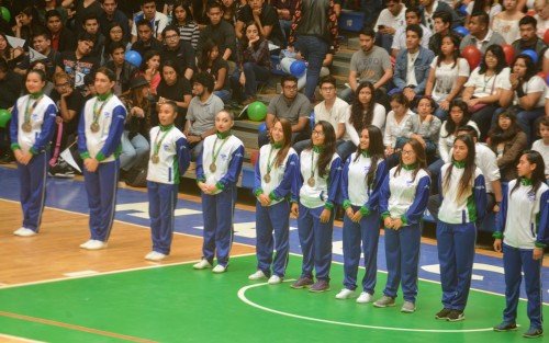 La Universidad Veracruzana (UV) celebró el inicio del ciclo escolar 2018 con la bienvenida oficial a los estudiantes de nuevo ingreso, con un evento artístico, deportivo y musical en el gimnasio del Campus para las Artes, la Cultura y el Deporte y en el que se extendió un reconocimiento a los jóvenes que obtuvieron los puntajes más altos en el examen de ingreso.