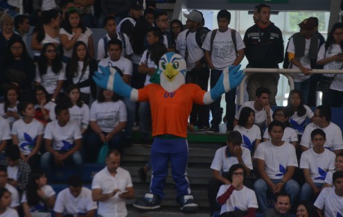 La Universidad Veracruzana (UV) celebró el inicio del ciclo escolar 2018 con la bienvenida oficial a los estudiantes de nuevo ingreso, con un evento artístico, deportivo y musical en el gimnasio del Campus para las Artes, la Cultura y el Deporte y en el que se extendió un reconocimiento a los jóvenes que obtuvieron los puntajes más altos en el examen de ingreso.