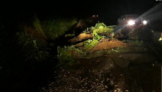 
La Dirección de Protección Civil Municipal de  Teocelo, Ver., reportó que debido a la tormenta eléctrica ocurrida la tarde de este viernes 10 de agosto en ese municipio, se registraron 5 deslaves.