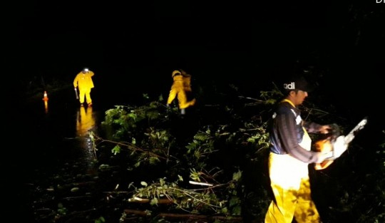 Tres deslaves más se presentaron en la misma carretera a la altura del lugar conocido como El Capulín, antes de llegar al lugar denominado como La Herradura, donde hay paso vehicular en un solo carril; se trabaja para poder liberar el otro.