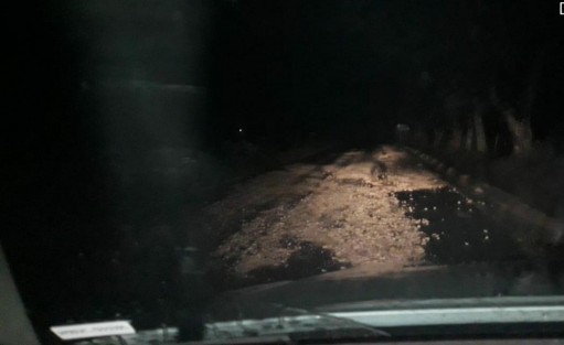 En lo que respecta a la barranca Matlacobatl, debido a las fuertes corrientes de agua que bajó de las paredes laterales, hubo desprendimiento de rocas a lo largo de la carretera que fueron retiradas por personal del ayuntamiento durante la noche. 