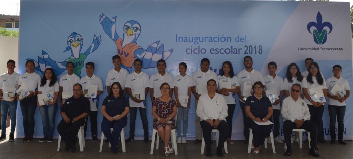 Tal y como se hizo en la ciudad de Xalapa, este viernes, autoridades de la vicerrectoría de la UV en la zona norte (Poza Rica - Tuxpan), encabezada por José Luis Alanís Méndez, dieron la bienvenida oficial a los 2 mil 300 nuevos estudiantes que se sumarán a alguno de los 27 programas educativos con los que cuenta la institución en esta zona.