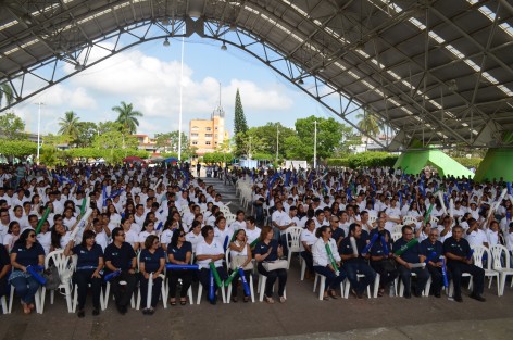 Tal y como se hizo en la ciudad de Xalapa, este viernes, autoridades de la vicerrectoría de la UV en la zona norte (Poza Rica - Tuxpan), encabezada por José Luis Alanís Méndez, dieron la bienvenida oficial a los 2 mil 300 nuevos estudiantes que se sumarán a alguno de los 27 programas educativos con los que cuenta la institución en esta zona.