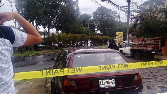 Un muerto y dos lesionados es el saldo extraoficial de una balacera suscitada la tarde noche de este sábado en las inmediaciones del Mercado Luis G. Rendón y Plaza Museo, en Xalapa, Ver.