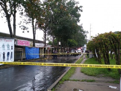 Un muerto y dos lesionados es el saldo extraoficial de una balacera suscitada la tarde noche de este sábado en las inmediaciones del Mercado Luis G. Rendón y Plaza Museo, en Xalapa, Ver.