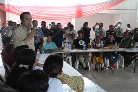 Ante los integrantes del cabildo de Jáltipan, donde coinciden diversas vertientes ideológicas, Cuitláhuac García advirtió que sin importar a que partido pertenezcan, se va a atender a todos los habitantes por igual, porque los programas sociales dejarán de ser utilizados electoralmente.