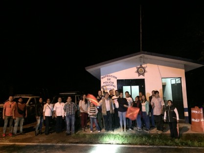 El alcalde, Mario Antonio Chama Díaz junto con la presidenta del DIF municipal de Teocelo, Veracruz; inauguraron este sábado 11 de agosto, las vialetas luminosas en la carretera de la barranca Matlacobatl, acción en beneficio de la seguridad de los cientos de automovilistas, maestros, comerciantes, turistas y transportistas que transitan diariamente por esta vía, puerta para los municipios de las altas montañas de Veracruz.
