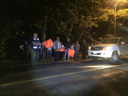 El alcalde, Mario Antonio Chama Díaz junto con la presidenta del DIF municipal de Teocelo, Veracruz; inauguraron este sábado 11 de agosto, las vialetas luminosas en la carretera de la barranca Matlacobatl, acción en beneficio de la seguridad de los cientos de automovilistas, maestros, comerciantes, turistas y transportistas que transitan diariamente por esta vía, puerta para los municipios de las altas montañas de Veracruz.