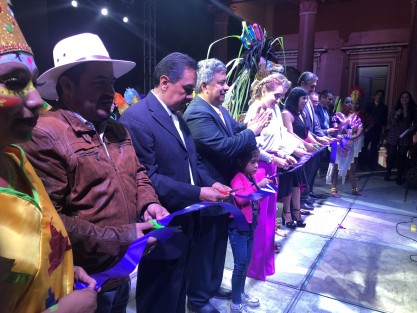 En Teocelo, Ver., en un ambiente de fiesta y con concurrida asistencia, dieron inicio las fiestas patronales de la Asunción de la Virgen, así como el festejo de la fundación de esta ciudad, con la inauguración encabezada por el alcalde Mario Chama Díaz, y la presidenta del DIF Municipal, Mara Chama.