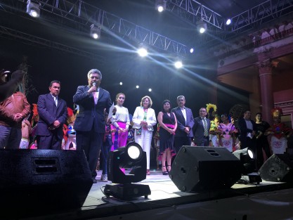 En Teocelo, Ver., en un ambiente de fiesta y con concurrida asistencia, dieron inicio las fiestas patronales de la Asunción de la Virgen, así como el festejo de la fundación de esta ciudad, con la inauguración encabezada por el alcalde Mario Chama Díaz, y la presidenta del DIF Municipal, Mara Chama.