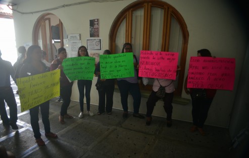 Mientras el alcalde de Xalapa ofrecía su rueda de prensa, un grupo de mujeres se manifestaron acusando al Ayuntamiento de no cumplir sus promesas de obras.