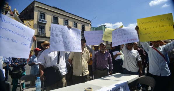 Integrantes del Consejo Regional del Café  se manifestaron en plaza Lerdo para exirle al gobierno revise las tarifas del café, ya que en dos meses inicia la cosecha de este producto y el kilo de café cereza está en 5 pesos y un quintal  lo pagarían en 1550 pesos,  la mitad de lo pagado temporada pasada.