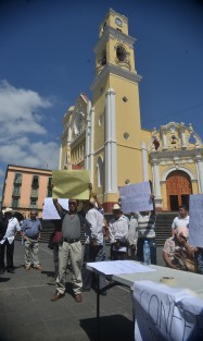 Integrantes del consejo regional del café  se manifestaron en plaza Lerdo para exirle al gobierno rebice las tarifas del café ya que en dos meses inicia la cosecha de este producto y el kilo de café cereza está en 5 pesos y un quintal  lo pagarían en 1550 pesos lo que la mitad de la temporada pasada.