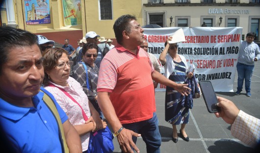 Profesores pensionados de diferentes puntos del estado, se manifestaron en Plaza Lerdo; exigen el pago del seguro institucional y el de seguro de vida; dijeron  que este adeudo se les debe desde el gobierno anterior. 