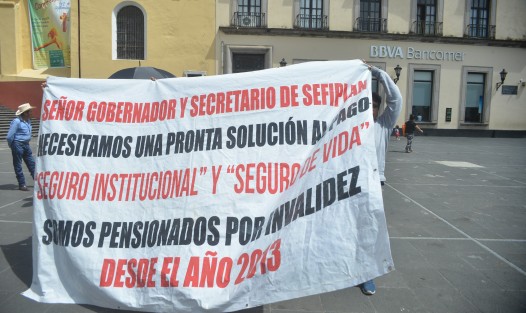 Profesores pensionados de diferentes puntos del estado, se manifestaron en Plaza Lerdo; exigen el pago del seguro institucional y el de seguro de vida; dijeron  que este adeudo se les debe desde el gobierno anterior. 