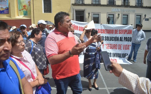 Profesores pensionados de diferentes puntos del estado, se manifestaron en Plaza Lerdo; exigen el pago del seguro institucional y el de seguro de vida; dijeron  que este adeudo se les debe desde el gobierno anterior. 