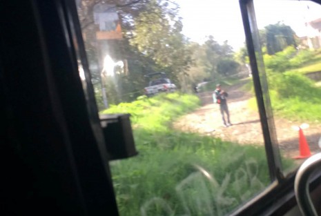 Enfrentamiento entre policías y presuntos delincuentes se presentó esta mañana en la zona de la estación ferroviaria de Xalapa, luego de un asalto en un comercio de la calle Hernández Castillo, persecución que culminó con saldo no confirmado de un muerto. La zona fue acordonada. Imágenes cortesía  