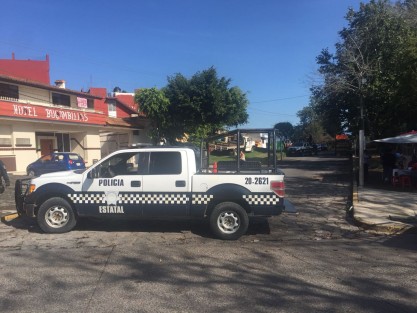 Enfrentamiento entre policías y presuntos delincuentes se presentó esta mañana en la zona de la estación ferroviaria de Xalapa, luego de un asalto en un comercio de la calle Hernández Castillo, persecución que culminó con saldo de tres detenidos y uno muerto. La zona fue acordonada mientras se realizaban las pesquisas. 