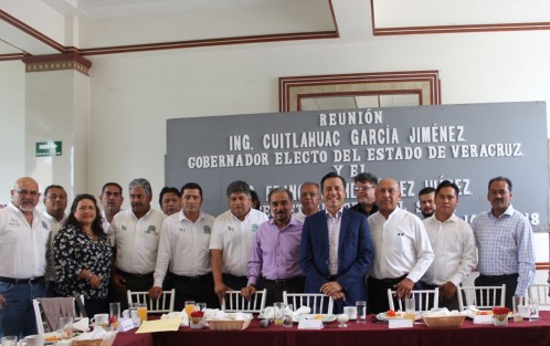 Inversionistas norteamericanos manifestaron su interés por asentar empresas en el estado de Veracruz, informó el gobernador electo, Cuitláhuac García Jiménez, quie explicó que expresaron su confianza al nuevo gobierno federal y estatal. Este martes el gobernador electo se reunió con el líder de telefonistas Francisco Hernández Juárez.  