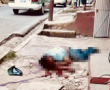 Un mecánico conocido como <em>El May</em>, fue asesinado de varios disparos este mediodía de martes en la avenida Ébano, ante decenas de testigos que por allí transitaban. Los hechos presuntamente por negarse al pago de piso.  