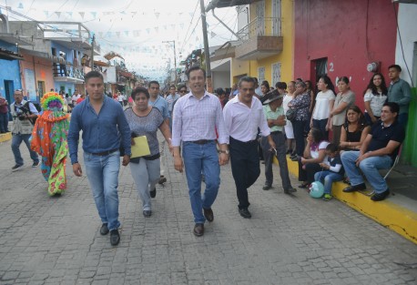 Destacó la presencia de la  presencia del gobernador electo, Cuitláhuac García, quien recorrió la iglesia, el tapete, saludó a pobladores y se tomó foto con ellos.