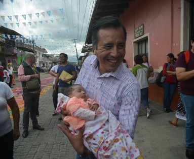Destacó la presencia de la  presencia del gobernador electo, Cuitláhuac García, quien recorrió la iglesia, el tapete, saludó a pobladores y se tomó foto con ellos.