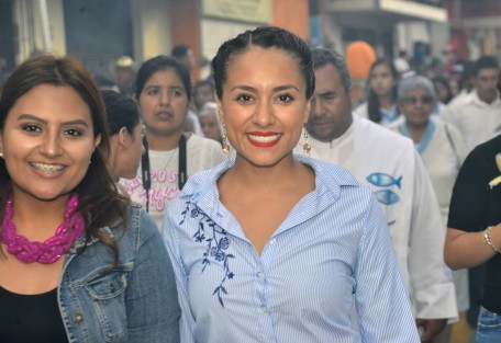 Durante el recorrido la directora del DIF municipal, Mara Chama Díaz y Nitzia saludaron a visitantes y pobladores de Teocelo.