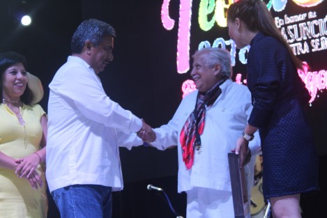 En el marco de las fiestas patronales de Teocelo, el Ayuntamiento encabezado por el Licenciado Mario Chama Díaz, entregó un reconocimiento al Maestro Alberto de la Rosa, fundador de la internacional agrupación Tlen Huicani, de la Universidad Veracruzana. 