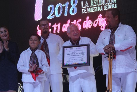 En el marco de las fiestas patronales de Teocelo, el Ayuntamiento encabezado por el Licenciado Mario Chama Díaz, entregó un reconocimiento al Maestro Alberto de la Rosa, fundador de la internacional agrupación Tlen Huicani, de la Universidad Veracruzana. 